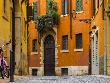 Verona, İtalya - Temmuz, 2019: Verona merkezinde bir sokakta bycicle , İtalya