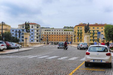 Verona; İtalya - 7 Temmuz 2019: Arka Verona'da trafik; İtalya