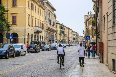 Verona, İtalya - Temmuz, 2019: Verona merkezinde bir sokakta bycicle , İtalya