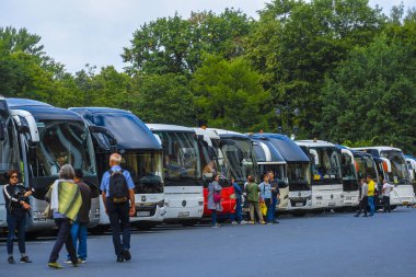 Sankt-peterburg, Rusya - 13 Ağustos 2019: Sankt-peterburg merkezinde bir sokakta otobüs, Rusya