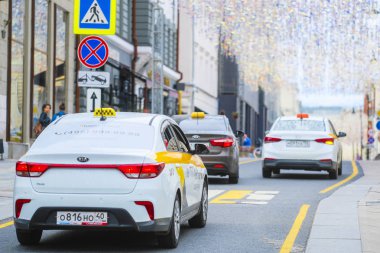 Moskova, Rusya - 16 Nisan 2019: Moskova caddesinde taksi