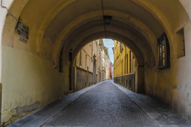 Parma, İtalya - 9 Ağustos 2019: Parma'nın merkezinde bir sokak görüntüsüyle manzara