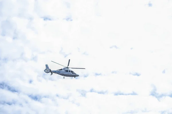 俄罗斯圣彼得堡 2019年8月14日 直升机在圣彼得堡上空飞行 — 图库照片