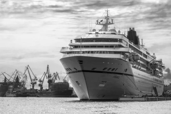 Petersburg Oroszország Augusztus 2019 Sétahajó Áll Egy Móló Petersburg Oroszország — Stock Fotó