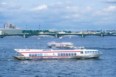 Saint-petersburg, Rusya - 14 Ağustos 2019: Saint-petersburg,Rusya'da Neva nehri üzerinde tekne görüntüsü ile manzara