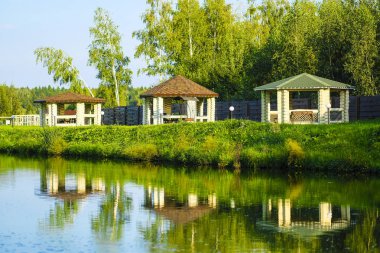 Moskova bölgesi, Rusya - 28 Ağustos 2019: Moskova bölgesinde gölün kıyısında alcove, Rusya