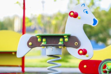 Bir kindergatten bir salıncak görüntü