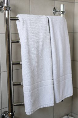 Bir otel banyosunda havlu görüntüsü
