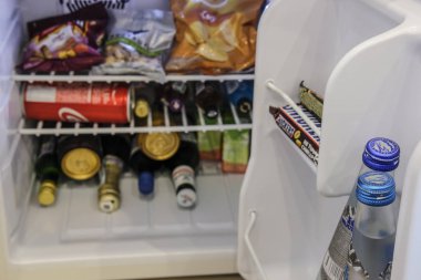 Moskova bölgesi, Rusya - 23 Ağustos 2019: Moskova bölgesinde bir otel odasında buzdolabında bira ve yiyecek, Rusya