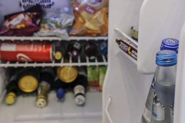 Moskova bölgesi, Rusya - 23 Ağustos 2019: Moskova bölgesinde bir otel odasında buzdolabında bira ve yiyecek, Rusya