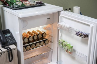 Moskova bölgesi, Rusya - 23 Ağustos 2019: Moskova bölgesinde bir otel odasında buzdolabında bira olabilir, Rusya