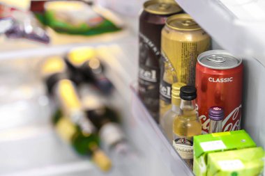 Moskova bölgesi, Rusya - 23 Ağustos 2019: Moskova bölgesinde bir otel odasında buzdolabında bira şişeleri, Rusya