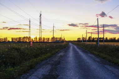 Gün batımında çayır görüntüsü ile manzara