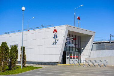 Moskova, Rusya - 29 Ağustos 2019: Moskova'daki Shelepiha metro istasyonuna giriş, Rusya