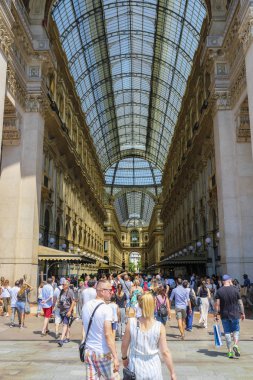 Milano, İtalya - 22 Temmuz 2019: Milano'daki Vittorio Emanuele Gallery, İtalya
