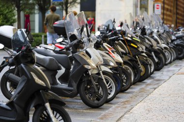 Verona, İtalya - 21 Temmuz 2019: Verona, İtalya caddesinde bir park yerinde motosiklet