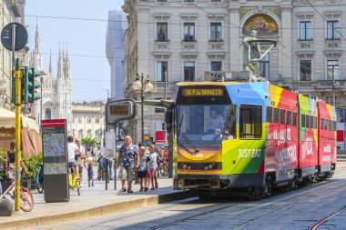 Milano, İtalya - 27 Temmuz 2019: Milano'nun merkezinde tramvay, İtalya