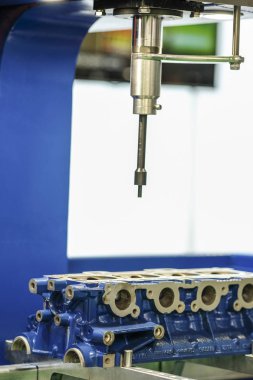 Moskova, Rusya - 28 Ağustos 2019: Moskova, Rusya'da bir tamir istasyonunda bir torna üzerinde silindir blok görüntüsü