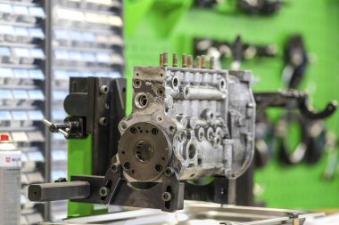 Moskova, Rusya - 29 Ağustos 2019: Dizel motorun yakıt sistemini teşhis ve tamir etme ekipmanları Moskova, Rusya'da bir araba tamir istasyonunda