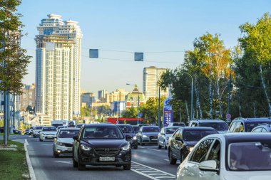Moskova, Rusya - 28 Ağustos 2019: Moskova trafiği, Rusya, Minsk caddesi