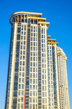 Moskova, Rusya - 29 Ağustos 2019: Multystoried in isme ev Moskova, Rusya