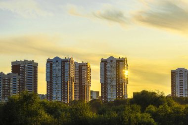 Moskova, Rusya - 29 Ağustos 2019: Gün batımında Moskova'nın görüntüsüyle manzara