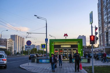 Moskova, Rusya - 29 Ağustos 2019: Moskova'daki Ramenky metro istasyonuna giriş, Rusya