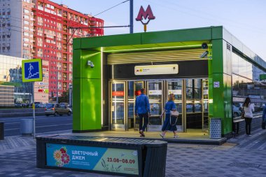 Moskova, Rusya - 29 Ağustos 2019: Moskova'daki Ramenky metro istasyonuna giriş, Rusya