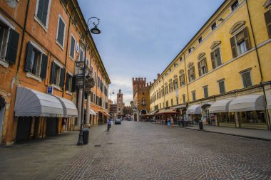 Ferrara, İtalya - 7 Temmuz 2019: Ferrara,İtalya'nın merkezinde ki meydan