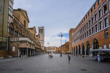 Ferrara, İtalya - 7 Temmuz 2019: Ferrara,İtalya'nın merkezinde ki meydan