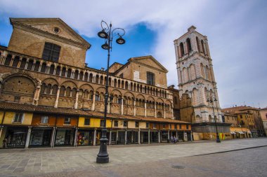 Ferrara, İtalya - 7 Temmuz 2019: Ferrara,İtalya'nın merkezinde ki meydan