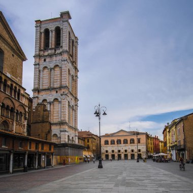 Ferrara, İtalya - 7 Temmuz 2019: Ferrara,İtalya'nın merkezinde ki meydan