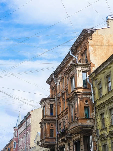 Saint-peterburg, Rusya - 14 Ağustos 2019: Saint-peterburg'un merkezinde eski şehir evi, Rusya