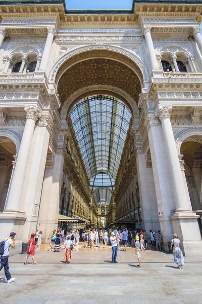 Milano, İtalya - 22 Temmuz 2019: Milano'daki Vittorio Emanuele Gallery, İtalya