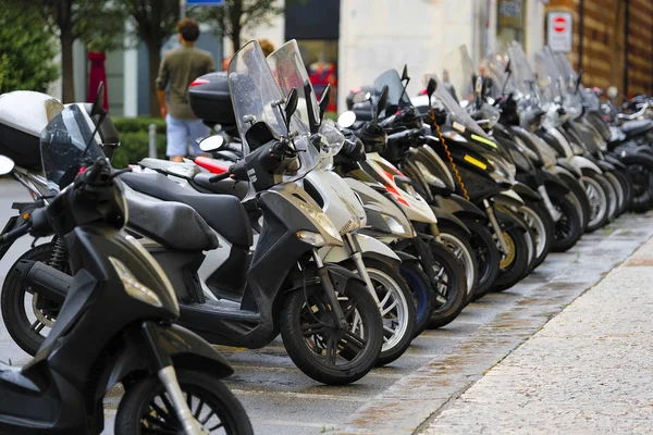 ヴェローナ イタリア 2019 ヴェローナ イタリアの路上駐車にオートバイ — ストック写真