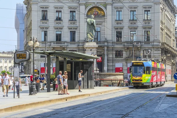 Milano, İtalya - 27 Temmuz 2019: Milano'nun merkezinde tramvay, İtalya