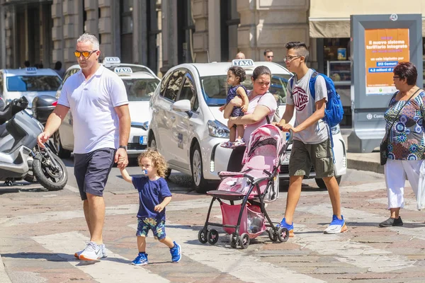 Milano, İtalya - 7 Temmuz 2019: Milano'da zebra kavşağı, İtalya