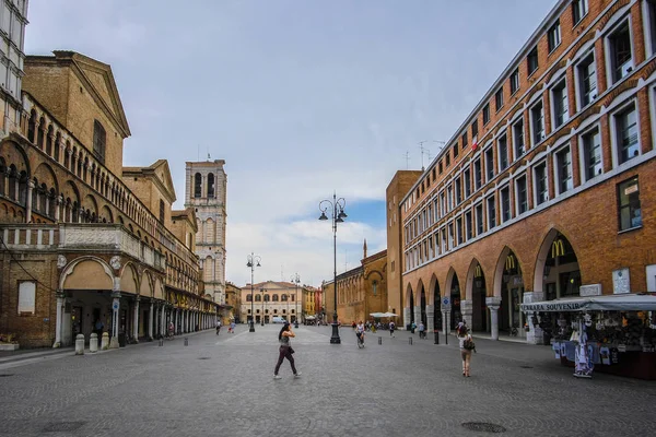 Ferrara, İtalya - 7 Temmuz 2019: Ferrara,İtalya'nın merkezinde ki meydan