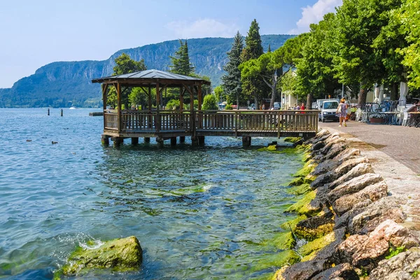 Гарда Італія Липня 2019 Банк Озера Гарда Італії — стокове фото