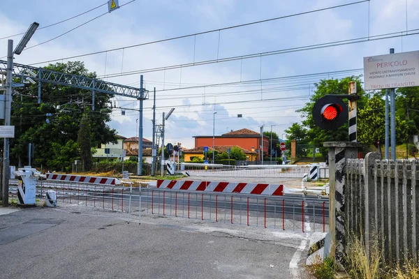 意大利蒙塞利丝 2019年7月14日 意大利蒙塞利采带自动门的铁路交叉口 — 图库照片