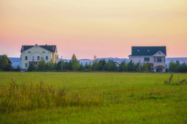 Moskova bölgesi, Rusya - 9 Eylül 2019: Moskova bölgesinde gün batımında Rusya'nın kırsal manzarası, Rusya