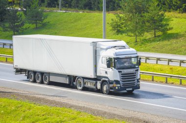 Tula region, Rusya - 8 Eylül 2019: Tula bölgesinde bir otoyolda kamyon, Rusya