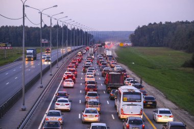 Moskova bölgesi, Rusya - 9 Eylül 2019: Moskova bölgesinde hafta sonu trafik sıkışıklığı, Rusya, gün batımında