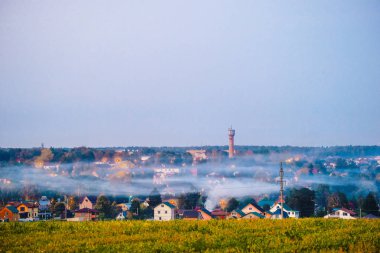 Moskova bölgesi, Rusya - 9 Eylül 2019: Moskova bölgesinde gün batımında Rusya'nın kırsal manzarası, Rusya
