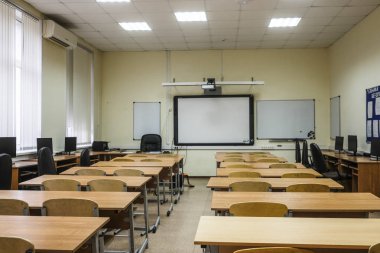 Moskova, Rusya - 18 Eylül 2019: Moskova ortaokulunda boş bir okul sınıfının içi