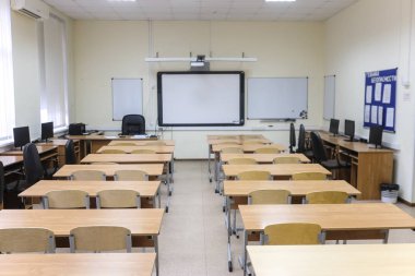 Moskova, Rusya - 18 Eylül 2019: Moskova ortaokulunda boş bir okul sınıfının içi