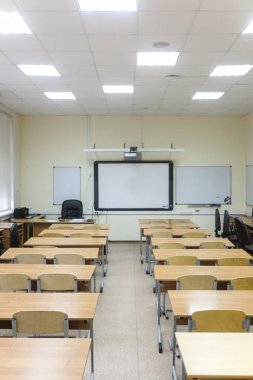 Moskova, Rusya - 18 Eylül 2019: Moskova ortaokulunda boş bir okul sınıfının içi