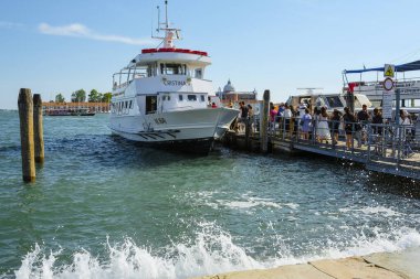Venedik, İtalya - 11 Temmuz 2019: Venedik 'teki yat limanındaki gemi görüntüsü