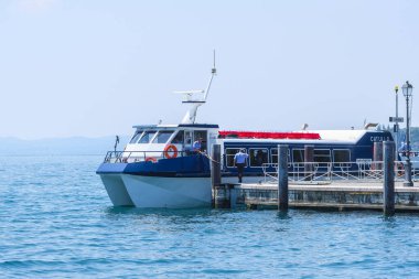 Garda, İtalya - 20 Temmuz 2019: İtalya 'da park halindeki motorlu teknelerin görüntüleri