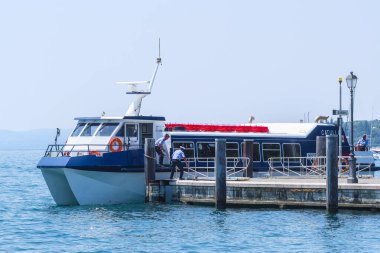 Garda, İtalya - 20 Temmuz 2019: İtalya 'da park halindeki motorlu teknelerin görüntüleri